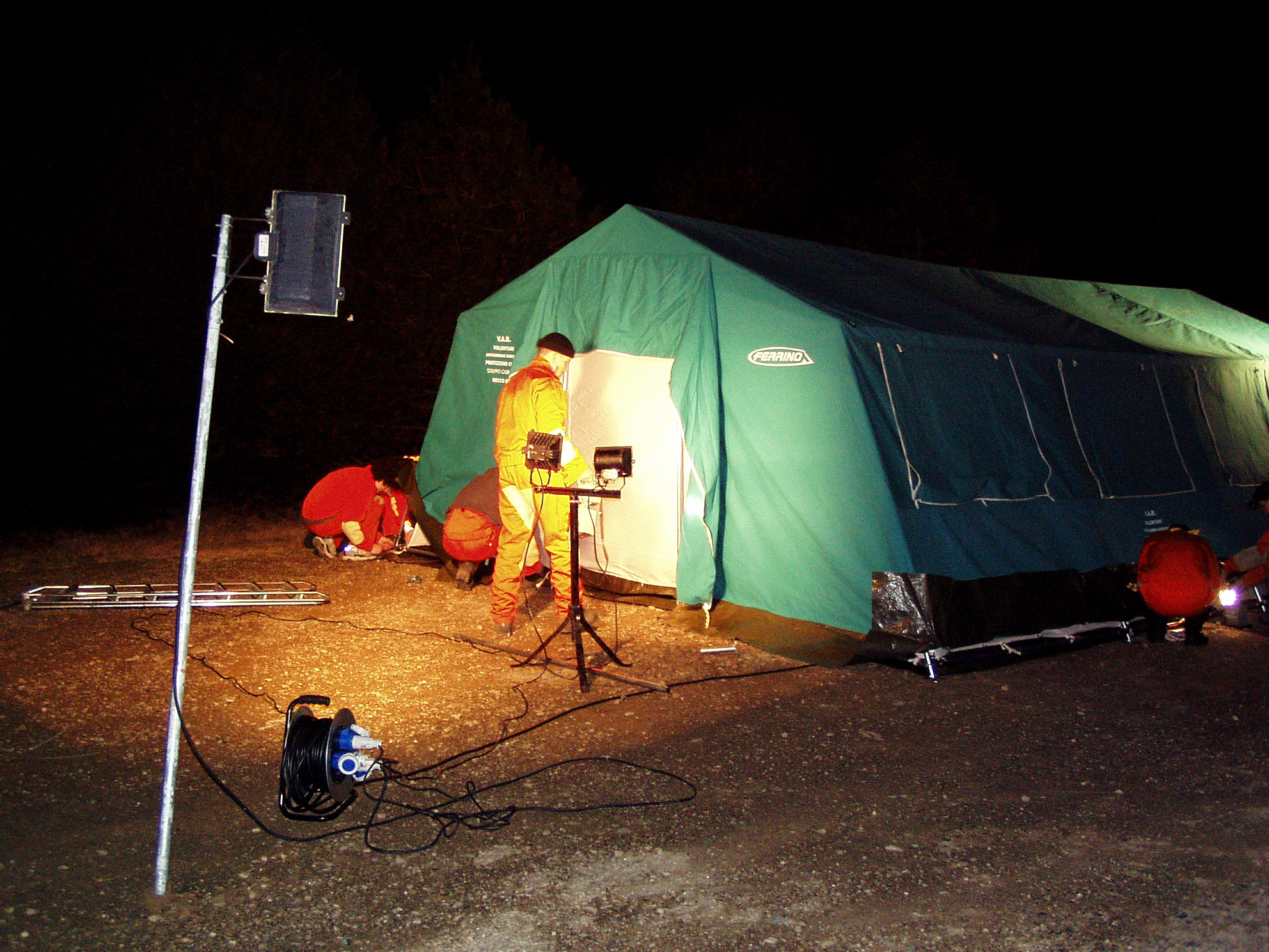 Campo base allestito durante un'emergenza notturna